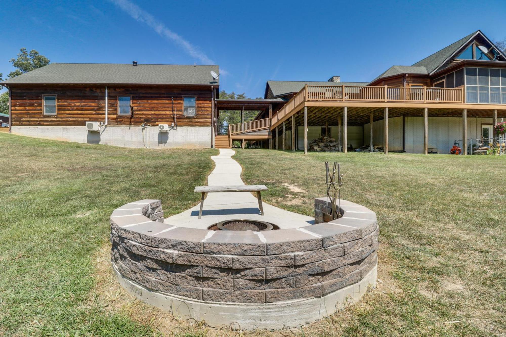 Pet Friendly Garnerland Home With Deck And Porch! Лурей Экстерьер фото